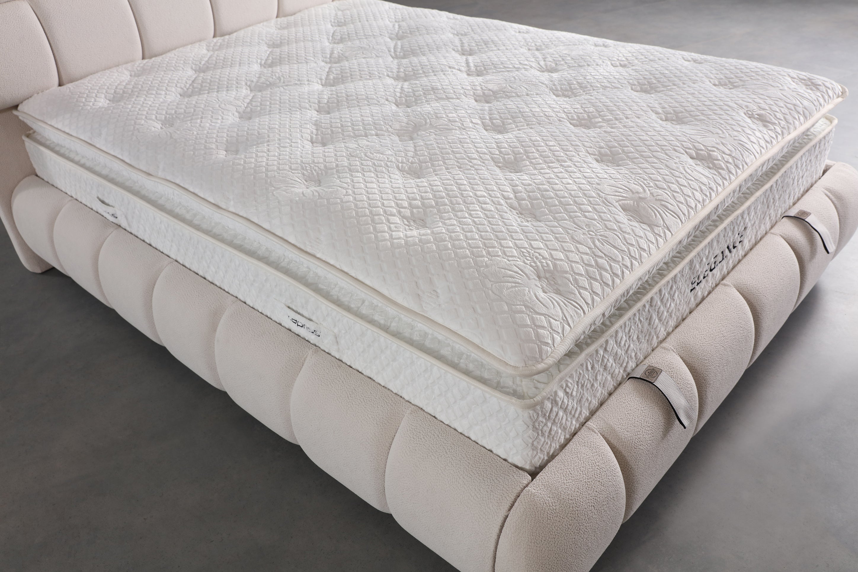 Elegant Netline Home Interior Elegance Plus Bed Set with matching pillowcases and duvet cover in a stylish design.