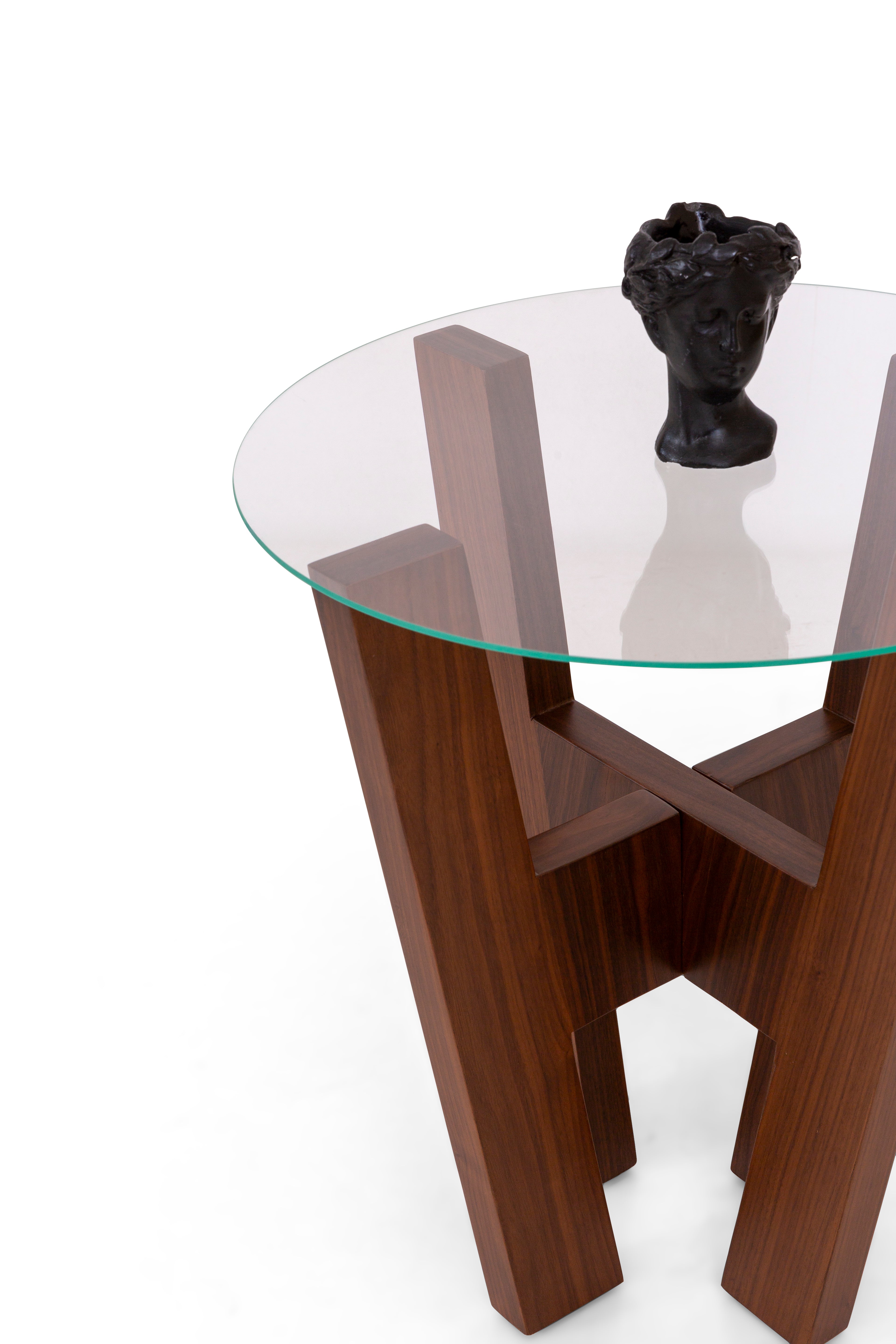 Warm coffee table set by Netline Interiors