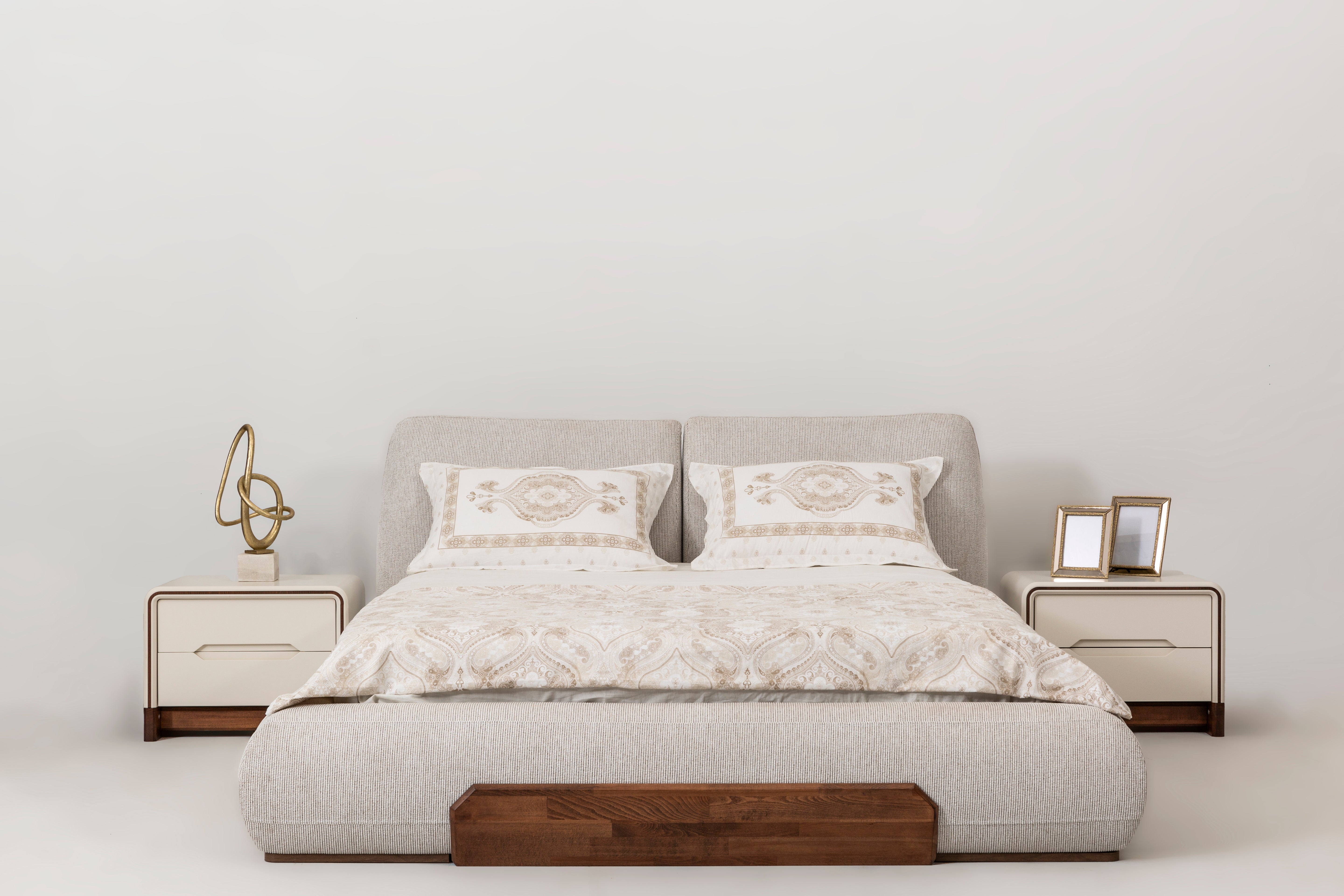 Cadillac bedroom set by Netline Home Interior featuring a modern bed frame, matching nightstands, and stylish bedroom furniture.