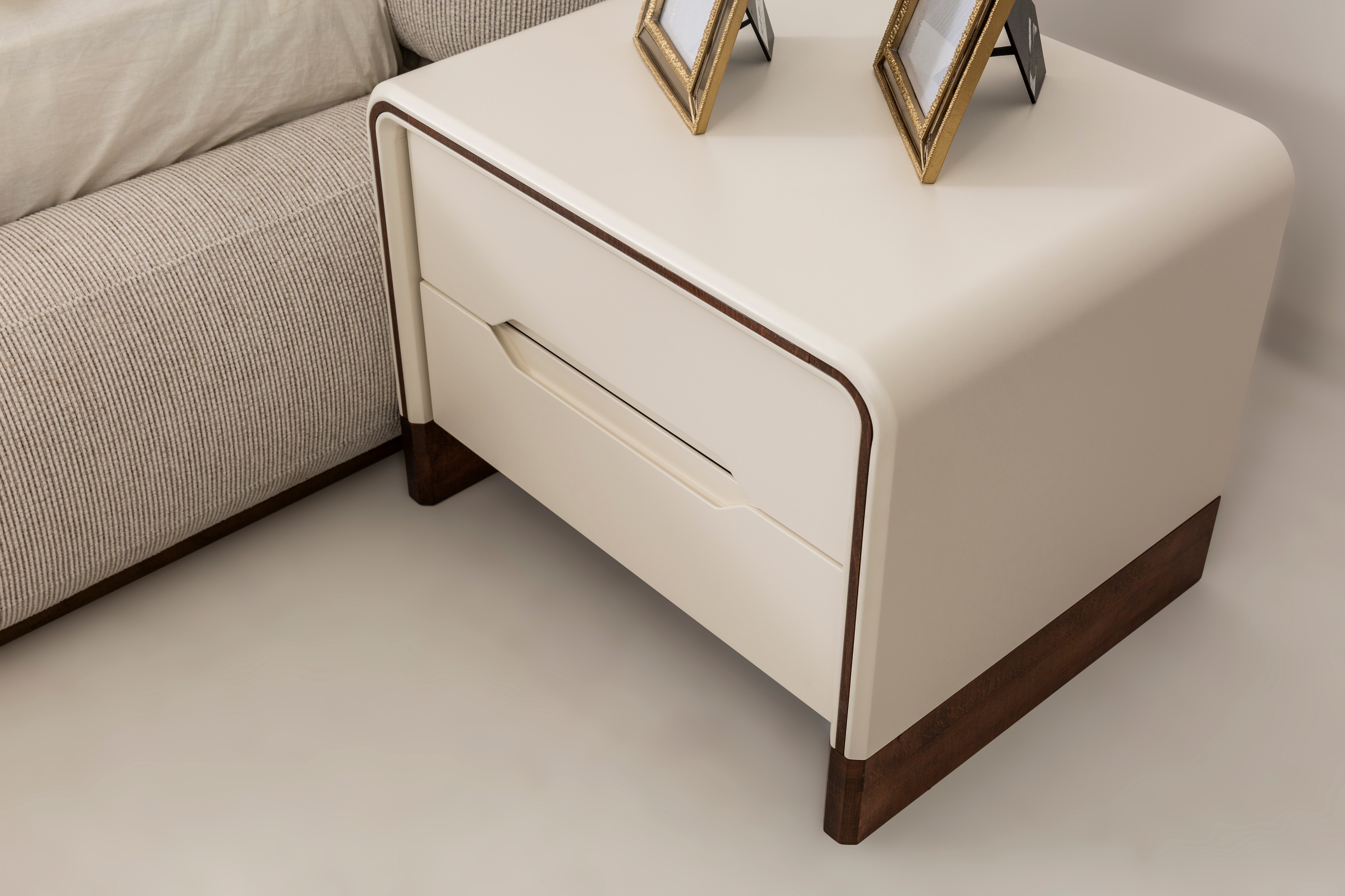 Cadillac bedroom set by Netline Home Interior featuring a modern bed frame, matching nightstands, and stylish bedroom furniture.